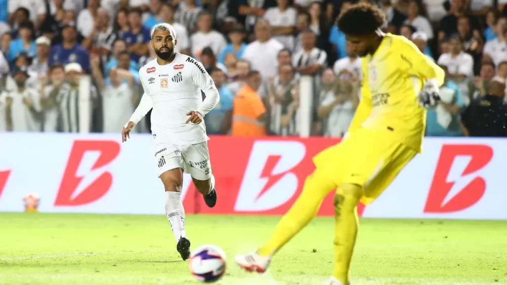 Santos e Corinthians empatam com gol de Gabigol em falha de Hugo