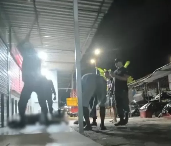 Mulher é brutalmente espancada em mercado público do Cabo; prefeito diz que ação foi de milícia