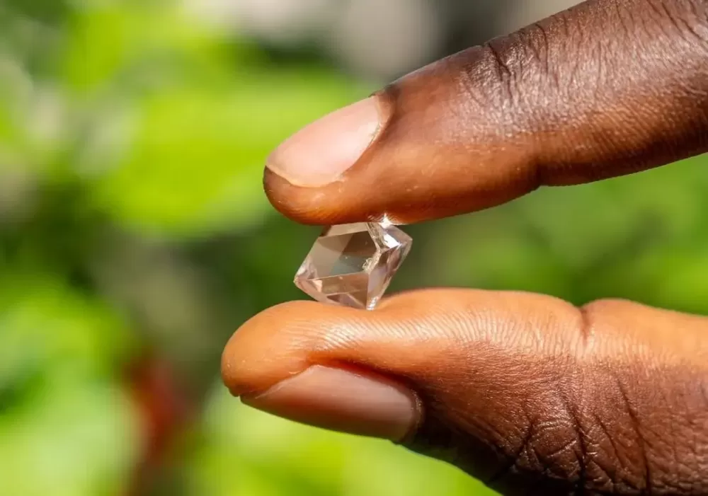 Mercado de diamantes perdeu o brilho? De Beers corta preço de pedras; entenda