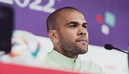 Daniel Alves estuda voltar a jogar aos 42 anos para salvar seu clube da degola em Portugal