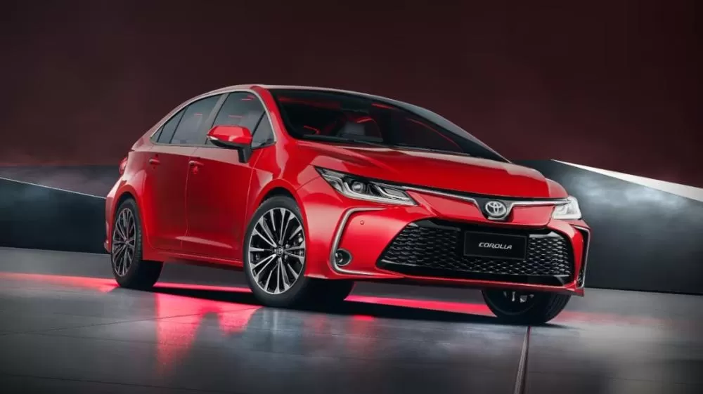 Esse Corolla híbrido roda muito, gasta pouco e tem pacote de segurança completo