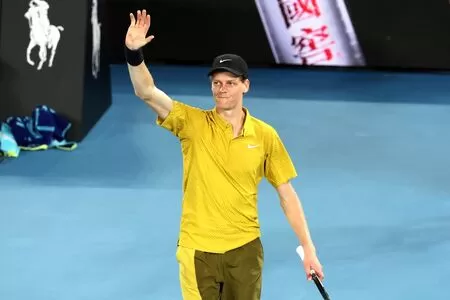 Sinner sobrevive ao calor e avança no Aberto da Austrália; Osaka abandona por lesão