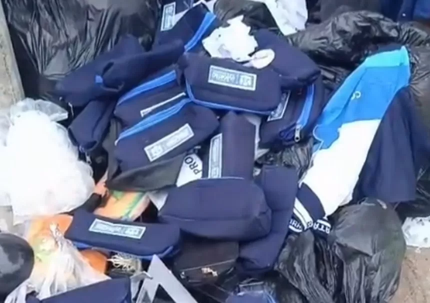 Uniformes e estojos escolares da Prefeitura de Jaboatão são encontrados em lixo em frente a escola