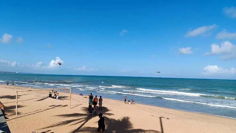 Vídeos: Bombeiros fazem buscas por pessoa desaparecida no mar da Jatiúca
