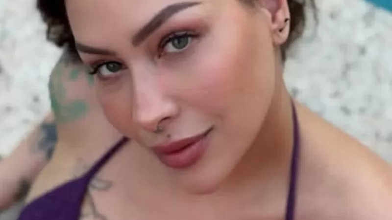 De biquíni, Pitty posa na piscina e surpreende seguidores: 'Monumento'