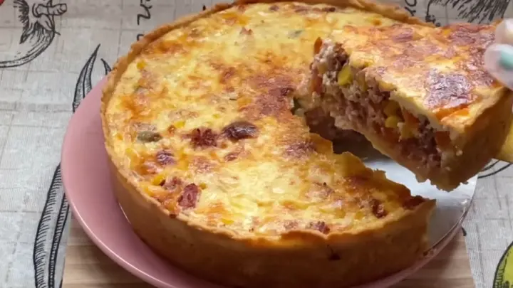 Torta salgada com massa de 2 ingredientes é fácil de fazer e fica deliciosa