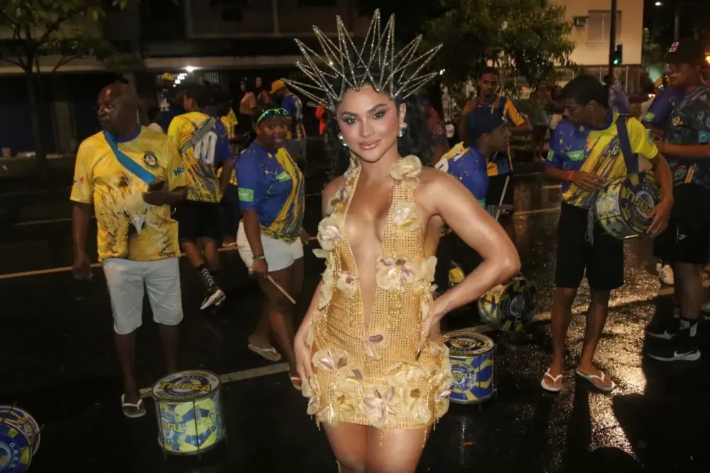 Mileide Mihaile usa look com 8 mil cristais em ensaio de rua da Tijuca
