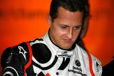 Schumacher não está mais acamado e pode sentar em cadeira de rodas, diz jornal inglês