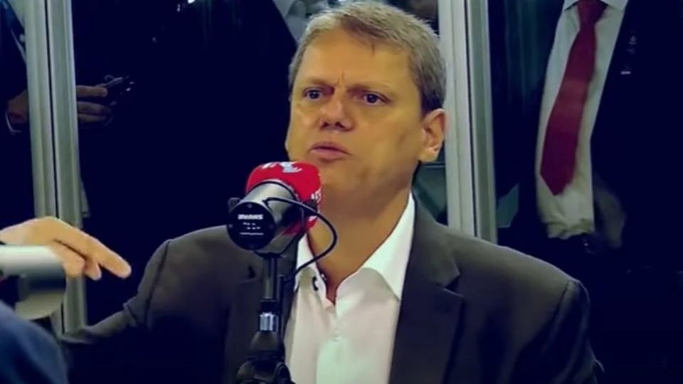 Tarcísio ataca denúncia da PGR contra Bolsonaro; assessoria remove críticas.