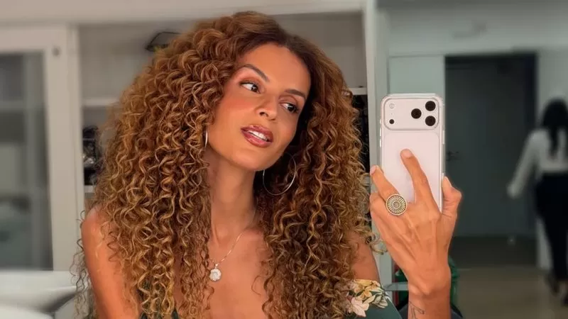 Após surgir nua na web, atriz da Globo enlouquece seguidores com biquíni minúsculo em Salvador; veja fotos