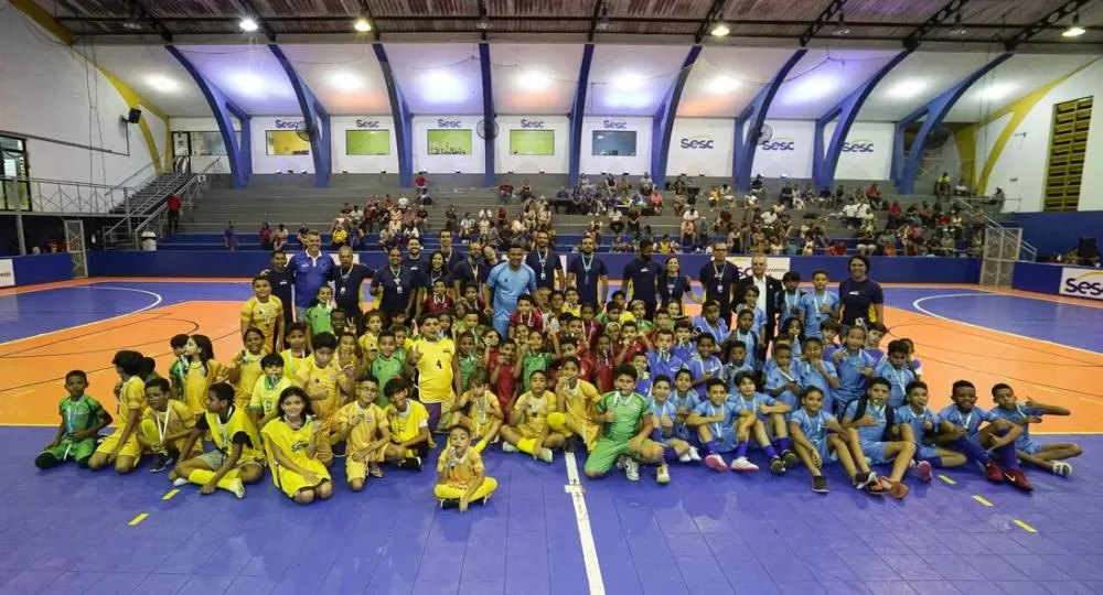 Referência no futsal, Manoel Tobias visita projeto do Sesc em Casa Amarela, no Recife