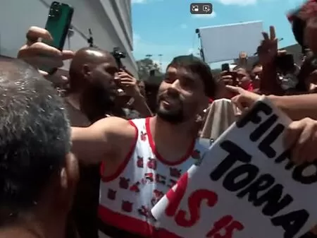 Paquetá chega ao Rio e já fala em estreia pelo Flamengo: “Quero jogar e estar com essa camisa”