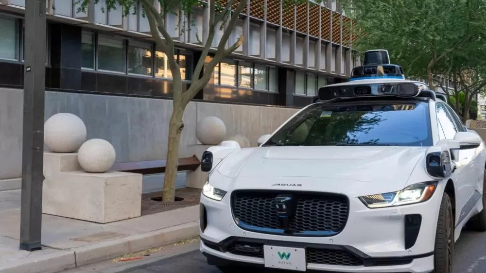 Robotáxi da Waymo atropelou criança na saída de escola