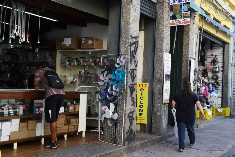 Por que Brasil do baixo desemprego é também o do endividamento recorde das famílias?