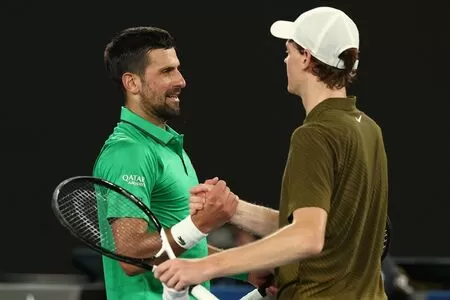 Djokovic bate Sinner em jogo de 5 sets e faz a 11ª final do Australian Open contra Alcaraz