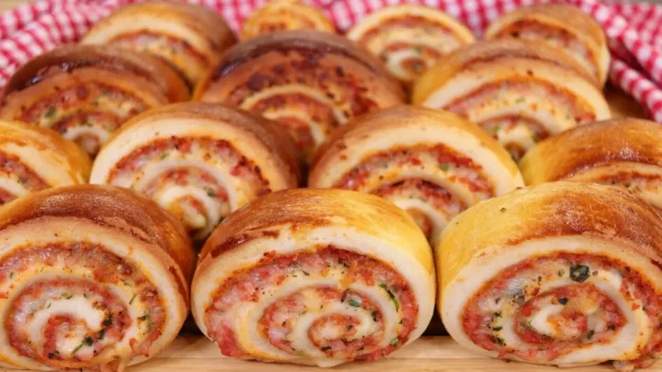 Salgado de padaria em casa: o passo a passo do pão pizza enrolado que desmancha na boca