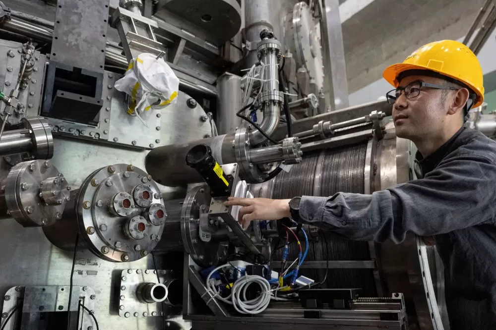 China: atividade industrial cai para 49,3 em janeiro ante os 50,1 de dezembro.