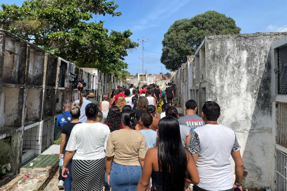 Corpo de adolescente que morreu após ataque de tubarão é enterrado em Olinda