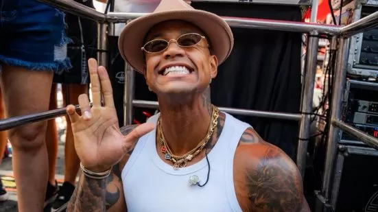 Léo Santana arrasta multidão no pré-carnaval do Rio de Janeiro