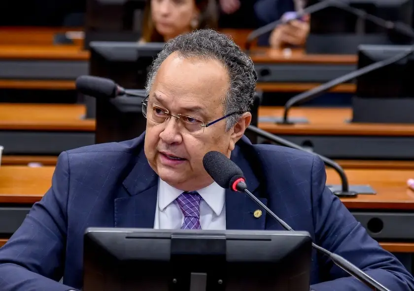 Líder da bancada evangélica apoiou acordo do INSS com entidade acusada de fraude