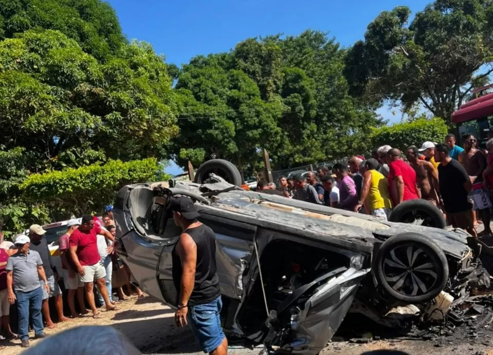 Colisão entre carro e ônibus mata um homem e deixa mãe e filha feridas na PE-60