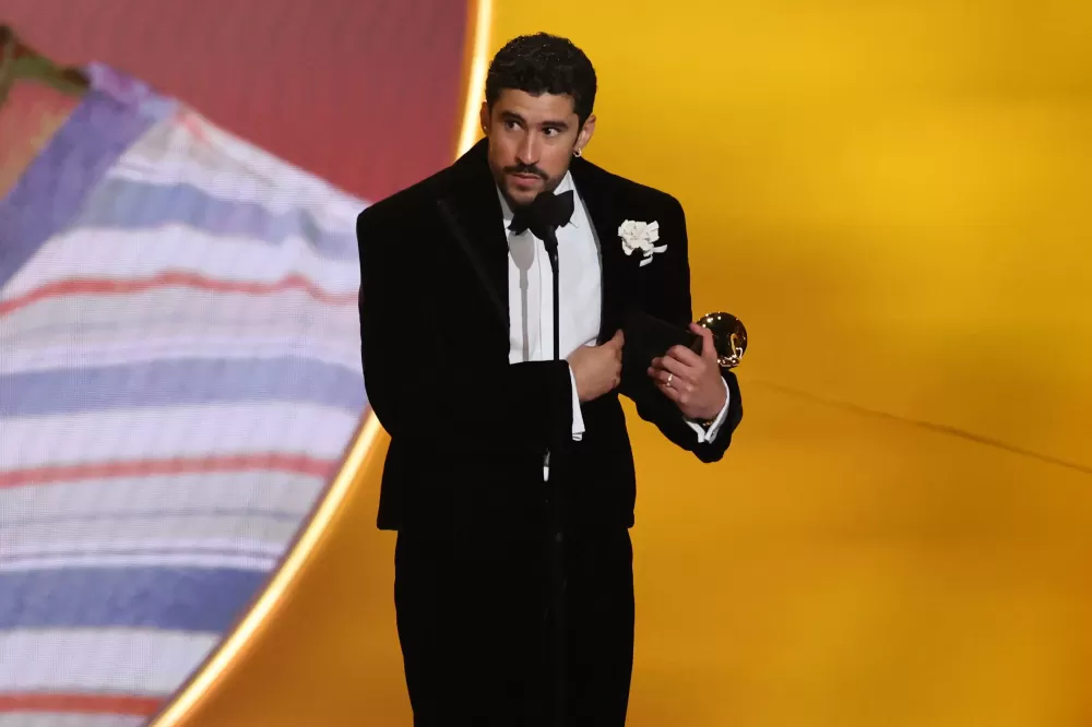 Nos EUA, artistas atacam política migratória em cerimônia do Grammy, e Trump reage