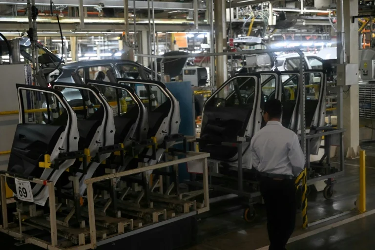 Indústria brasileira aprofunda queda no começo de 2026, mostra PMI