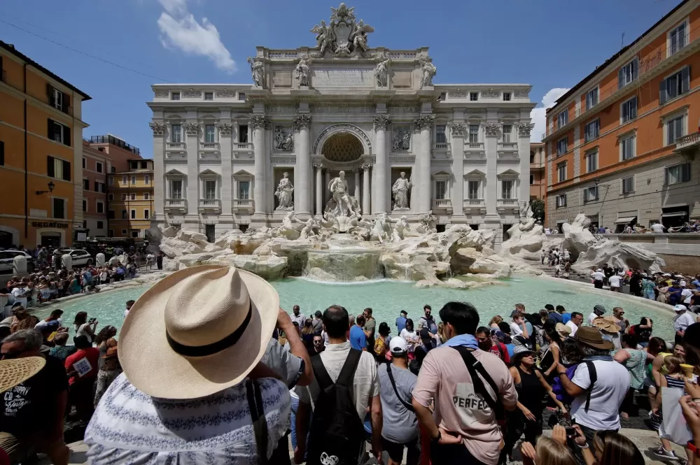 Roma introduz taxa de acesso à Fontana di Trevi para reduzir multidões jogando moedas