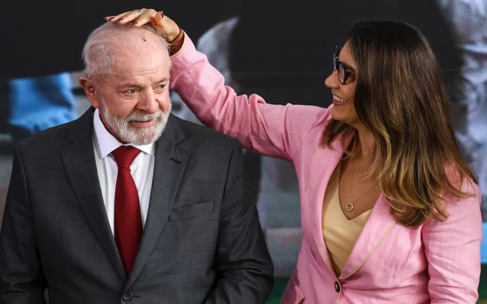 Janja, classe executiva, dentadura e a reprovação de Lula
