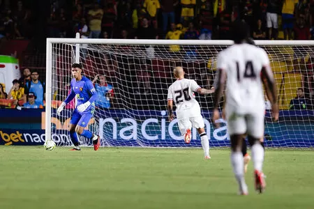 Técnico do Sport defende Halls após falhas, mas fala em “meritocracia” por vaga no gol