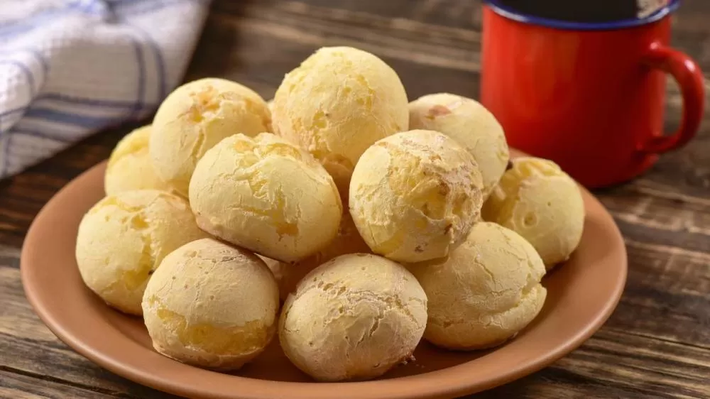 Receita fácil de pão de queijo com polvilho doce que fica leve, douradinho e cheio de sabor