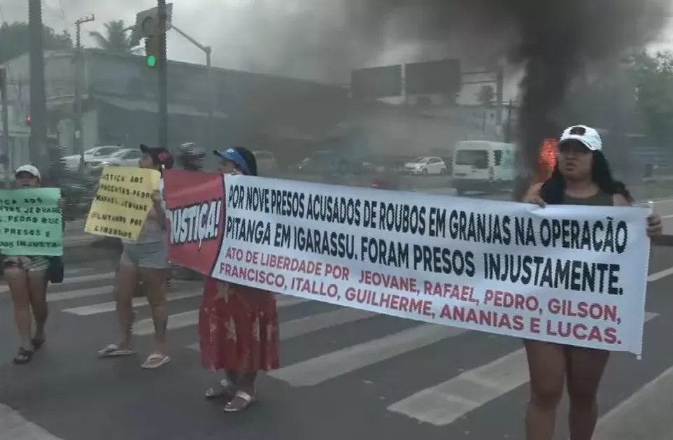 Protesto fecha trecho da BR-101 Norte, em Igarassu, e deixa trânsito lento.