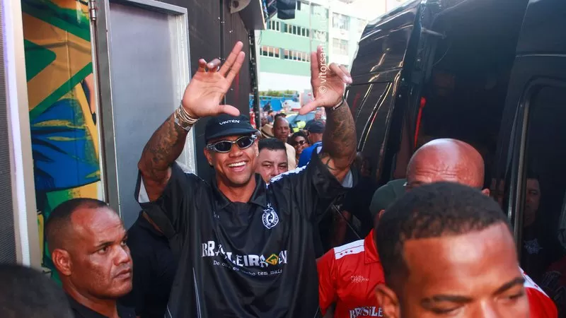 Léo Santana é recebido por uma multidão de fãs no Pipoco; veja fotos