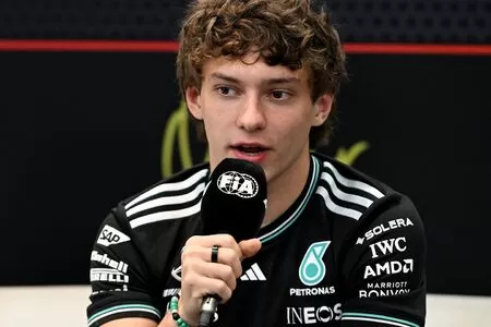 Kimi Antonelli sofre acidente de trânsito antes da pré-temporada da F-1 no Bahrein