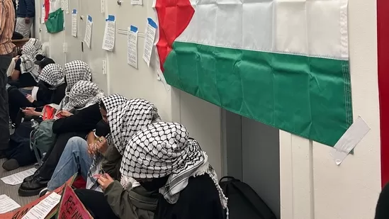 Estudantes pró-Hamas invadem faculdade de elite em Nova York