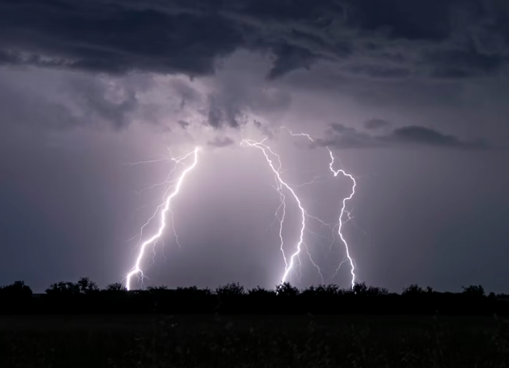 Tempestades provocam mais de 8,2 mil raios em Pernambuco e afetam fornecimento de energia