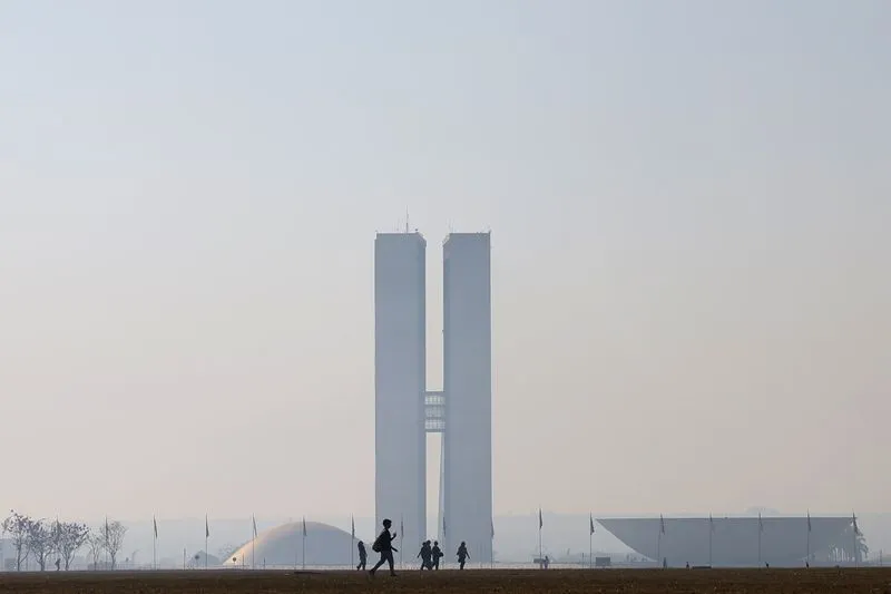 Oposição busca reagir ao fim da escala 6x1 com meios-termos em propostas