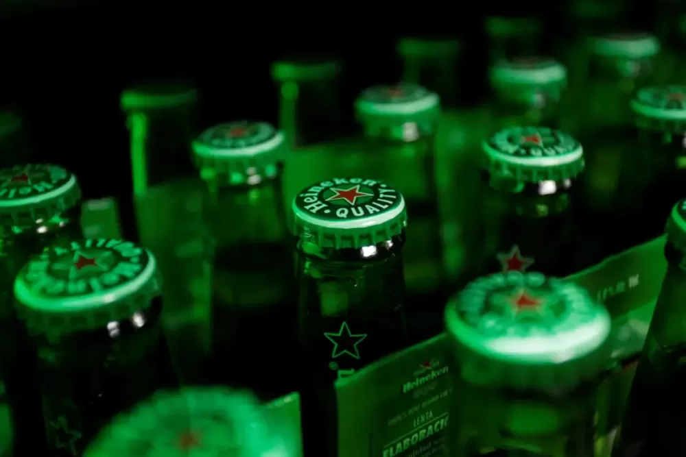 Heineken cortará até 6.000 empregos devido à queda na demanda por cerveja