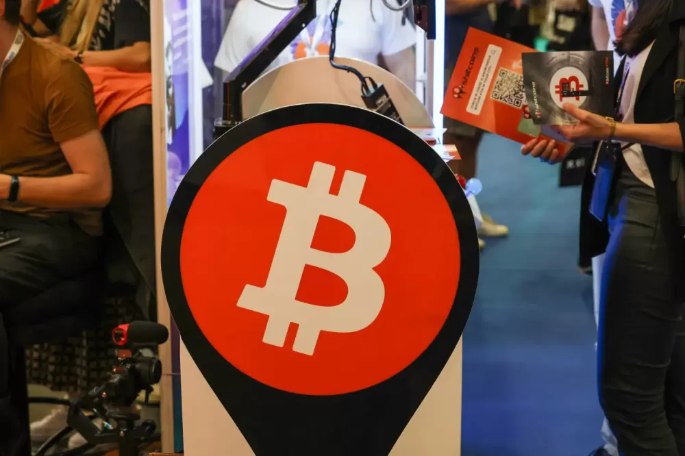 Bitcoin volta a mostrar fraqueza e cai abaixo de US$ 67 mil, se descolando das bolsas