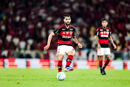 Erros de passe e gol incrível perdido: Paquetá tem começo discreto no Flamengo