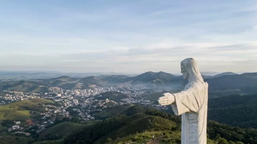 A cidade mineira construída dentro de uma cratera vulcânica gigante que virou refúgio de águas termais no Brasil