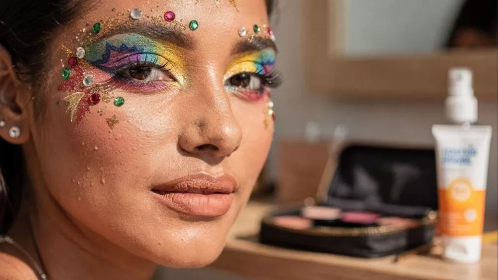 Aprenda o passo a passo da preparação de pele para uma make intacta no carnaval.