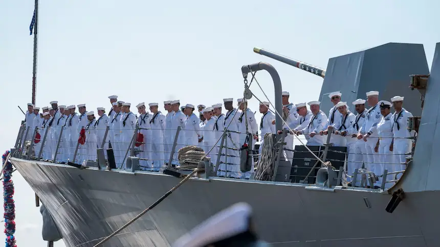 Dois navios da Marinha dos EUA colidem em águas próximas à América do Sul, diz WSJ