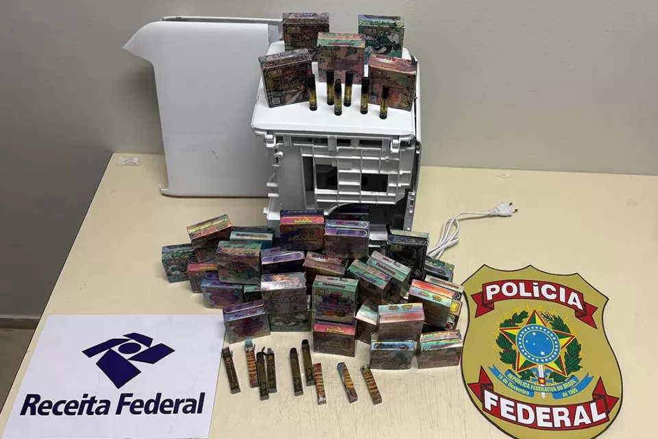 Maconha líquida é apreendida em frascos de recarga de cigarro eletrônico; mulher é presa em flagrante