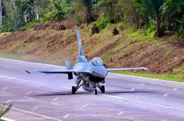 Indonésia transforma rodovias em “porta-aviões baratos” para caças da Força Aérea