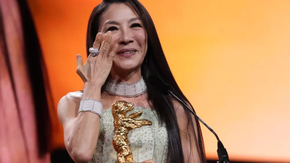 Festival de Berlim: Michelle Yeoh vai às lágrimas ao receber Urso de Ouro
