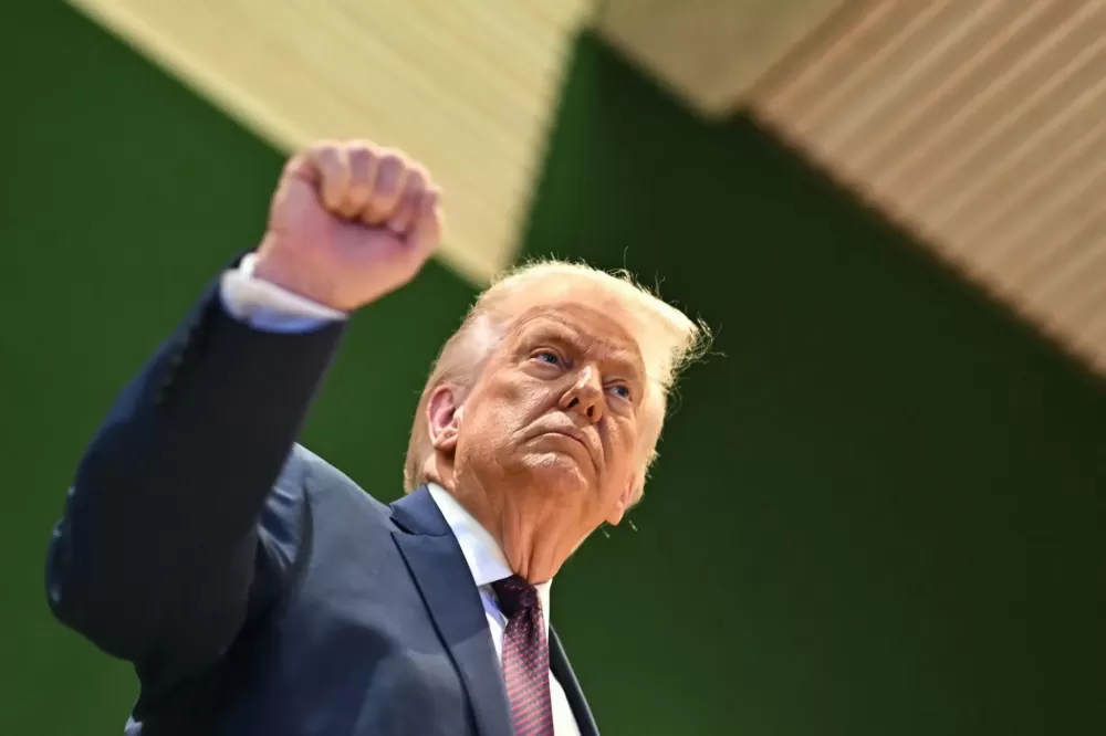 Trump está muito ocupado para ser réu, mas tem bastante tempo para processar