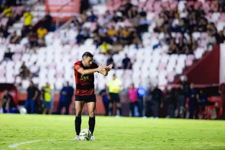 Yago celebra vantagem do Sport na semifinal do Pernambucano