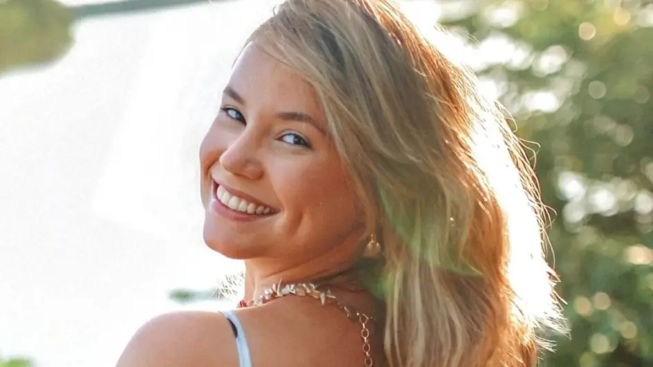 Câncer que matou a jornalista Flávia Bacelar foi confundido com hérnia após dor nas costas