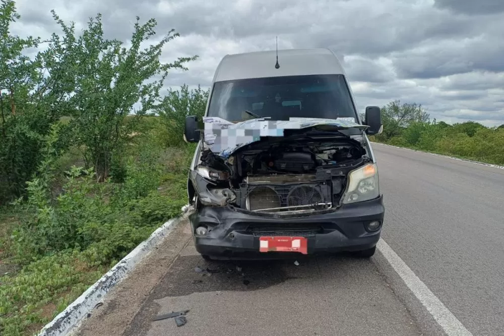 Menina de 11 anos morre atropelada por van na BR-116, no Sertão de Pernambuco